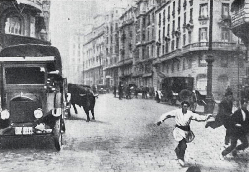 1928. El toro escapado por la Gran Vía